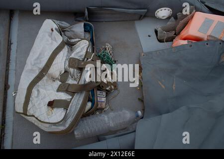 Bateaux, avec gilets de sauvetage, récupérés de la périlleuse traversée méditerranéenne vers Lampedusa par les garde-côtes italiens et l'armée, maintenant stockés en Sicile. Banque D'Images