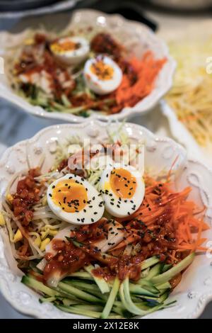 Bibim Guksu, nouilles froides épicées coréennes Banque D'Images