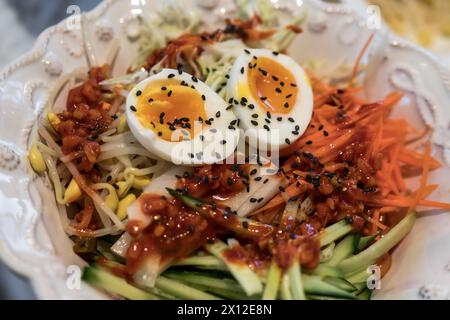 Bibim Guksu, nouilles froides épicées coréennes Banque D'Images