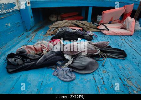 Bateaux, avec gilets de sauvetage, récupérés de la périlleuse traversée méditerranéenne vers Lampedusa par les garde-côtes italiens et l'armée, maintenant stockés en Sicile. Banque D'Images