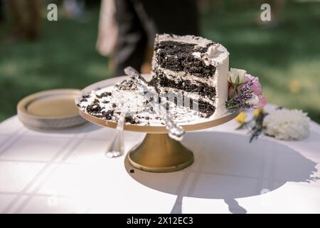 Gâteau de mariage à moitié mangé avec des couches de chocolat Banque D'Images