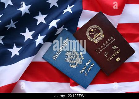 Passeport de la République de Chine avec passeport américain sur le drapeau plié des États-Unis d'Amérique gros plan Banque D'Images