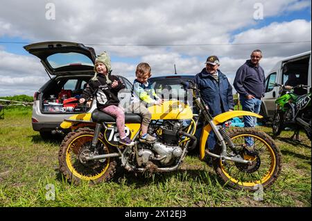 Action du Three Counties Spring Vintage Scramble à Hill End dans le Worcestershire. Date de la photo : dimanche 14 avril 2024. Banque D'Images