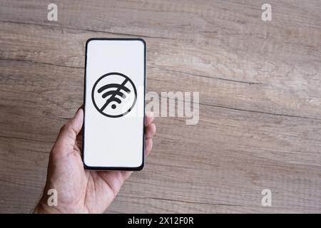 Image vue du dessus d'un smartphone tenant à la main sans accès réseau, sans icône wi-fi. Copier l'espace pour le texte. Banque D'Images