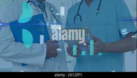 Image de graphiques financiers sur la section médiane de médecins de sexe masculin caucasien parlant Banque D'Images