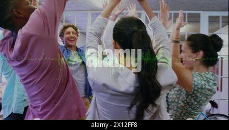 Image du traitement des données sur divers professionnels souriants Banque D'Images