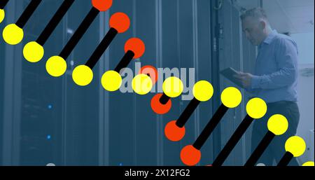 Image d'un brin d'adn au-dessus d'un ouvrier masculin caucasien inspectant la salle des serveurs Banque D'Images