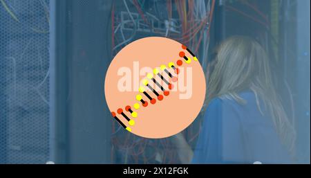 Image d'un brin d'adn au-dessus d'une travailleuse caucasienne inspectant la salle des serveurs Banque D'Images