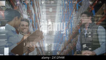 Image de graphiques financiers sur des ouvriers d'entrepôt joyeux et divers qui applaudissent les mains. concept de services commerciaux, financiers et de livraison numérique Banque D'Images