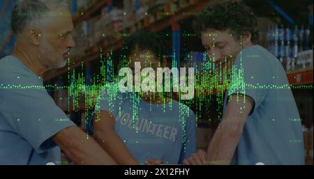 Image de graphiques financiers sur des ouvriers d'entrepôt heureux et diversifiés Banque D'Images