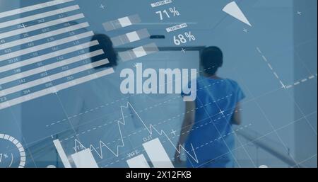 Image de graphiques financiers au-dessus de la vue arrière de diverses femmes médecins courant dans le couloir Banque D'Images