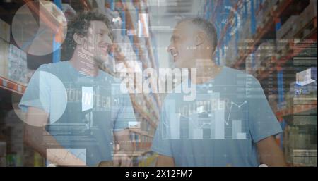 Image de graphiques financiers sur des ouvriers d'entrepôt masculins caucasiens heureux Banque D'Images