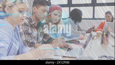 Image du traitement des données et de l'icône de cadenas sur divers hommes d'affaires dans le bureau Banque D'Images