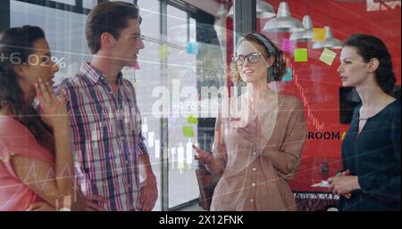 Image du traitement des données financières et du globe sur divers hommes d'affaires au bureau Banque D'Images