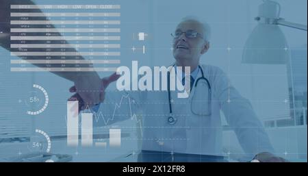 Image de graphiques financiers sur un médecin caucasien senior serrant la main d'un patient Banque D'Images