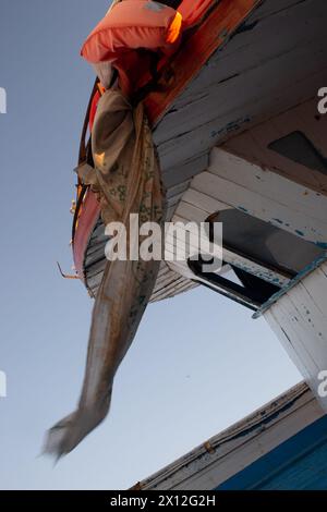 Bateaux, avec gilets de sauvetage, récupérés de la périlleuse traversée méditerranéenne vers Lampedusa par les garde-côtes italiens et l'armée, maintenant stockés en Sicile. Banque D'Images