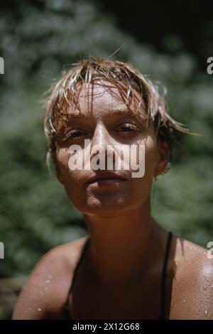 Portrait d'une femme avec des gouttes d'eau sur son visage. Banque D'Images