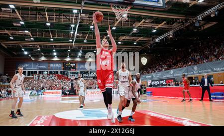 f.l. Niels Giffey (FC Bayern Muenchen, 7), Nick Weiler-Babb (FC Bayern Muenchen, 0), Max Ugrai (Wuerzburg Baskets, 6), Elias Harris (FC Bayern Muenchen, 20) et Sylvain Francisco (FC Bayern Muenchen, 1) GER, Wuerzburg, 14.04.2024, Basketball, BBL, paniers de Wuerzburg - FC Bayern Muenchen Basketball, crédit : HMB Media/Heiko Becker/Alamy Live News, Banque D'Images