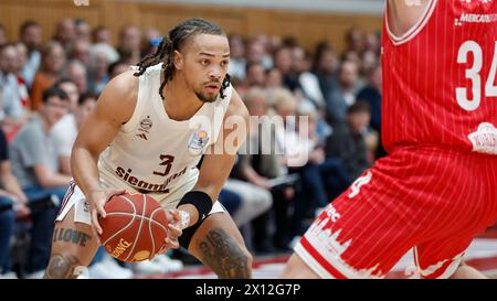 f.l. Carsen Edwards (FC Bayern Muenchen, 3) gegen Felix Hoffmann (Wuerzburg Baskets, 34) GER, Wuerzburg, 14.04.2024, basket-ball, BBL, paniers de Wuerzburg - FC Bayern Muenchen Basketball, crédit : HMB Media/Heiko Becker/Alamy Live News, Banque D'Images