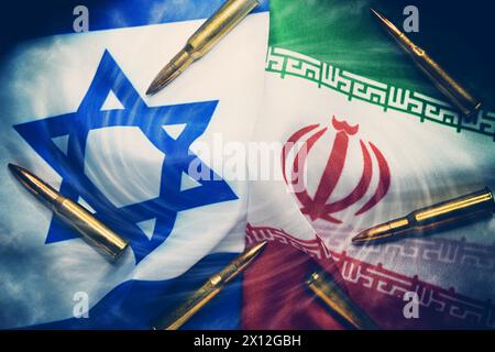 Munitions sur les drapeaux d'Israël et d'Iran, conflit au moyen-Orient Banque D'Images