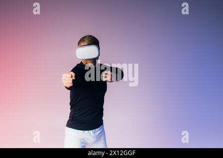 Un homme, les yeux bandés, se tient devant un fond rose et bleu éclatant dans un cadre de studio surréaliste. Banque D'Images