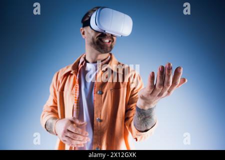 Un homme portant un casque virtuel tout en étant immergé dans la métaverse dans un cadre de studio. Banque D'Images