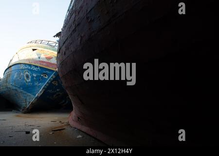 Bateaux, avec gilets de sauvetage, récupérés de la périlleuse traversée méditerranéenne vers Lampedusa par les garde-côtes italiens et l'armée, maintenant stockés en Sicile. Banque D'Images