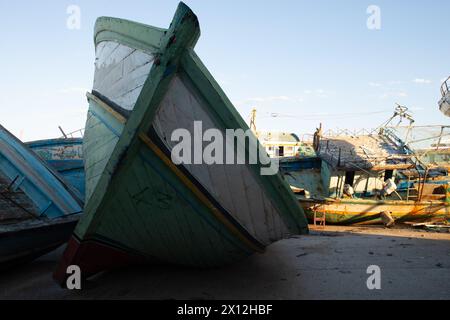 Bateaux, avec gilets de sauvetage, récupérés de la périlleuse traversée méditerranéenne vers Lampedusa par les garde-côtes italiens et l'armée, maintenant stockés en Sicile. Banque D'Images