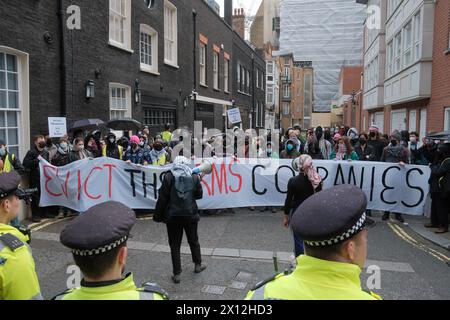 Londres, Royaume-Uni. 15 avril 2024. Dans un appel mondial pour une Palestine libre, A15 action organise un blocus contre la société d'armement London Metric dans le centre de Londres. Ce mouvement, originaire des États-Unis et s’étendant à plus de 30 villes à travers le monde, appelle à « un blocus économique mondial pour perturber le flux de capitaux armant le génocide à Gaza ». Crédit : Atlantico Press/Alamy Live News Banque D'Images