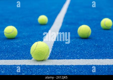 cinq balles dans un court de paddle-tennis bleu Banque D'Images