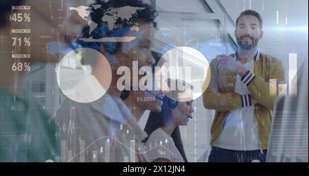 Image de l'interface infographique sur un homme caucasien regardant son partenaire au bureau Banque D'Images