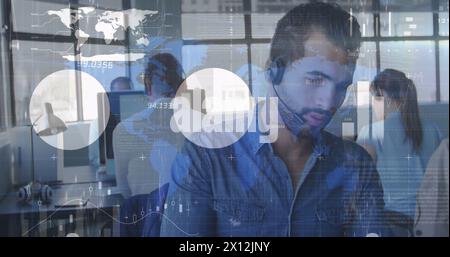 Image de l'interface infographique au-dessus d'un homme caucasien parlant portant un casque au bureau Banque D'Images