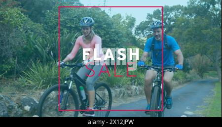 Image de texte de vente flash sur des vélos d'équitation de couple caucasien Banque D'Images