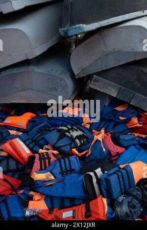 Bateaux, avec gilets de sauvetage, récupérés de la périlleuse traversée méditerranéenne vers Lampedusa par les garde-côtes italiens et l'armée, maintenant stockés en Sicile. Banque D'Images