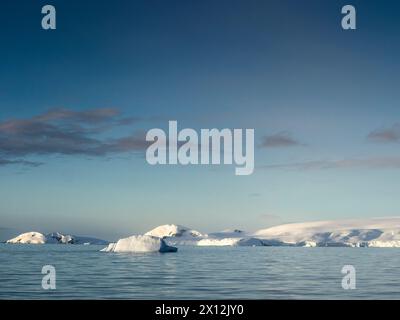 Icebergs flottant au large de AWI point, île Trinity, du détroit d'Orléans, Antarctique Banque D'Images