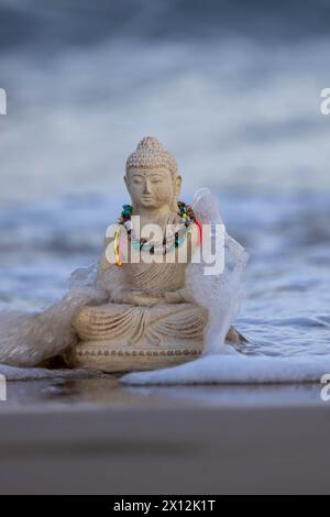 Statue de Bouddha sur la plage Banque D'Images