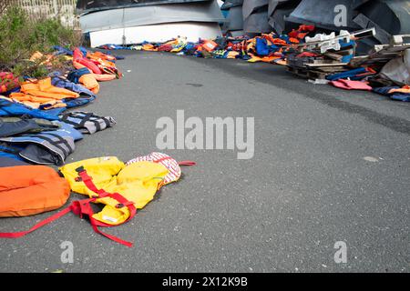 Bateaux, avec gilets de sauvetage, récupérés de la périlleuse traversée méditerranéenne vers Lampedusa par les garde-côtes italiens et l'armée, maintenant stockés en Sicile. Banque D'Images