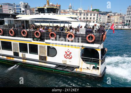 Istanbul Turquie passagers sur l'un des nombreux bateaux qui traversent le Bosphore reliant l'Europe à l'Asie à Istanbul - photo mars 2024 Banque D'Images