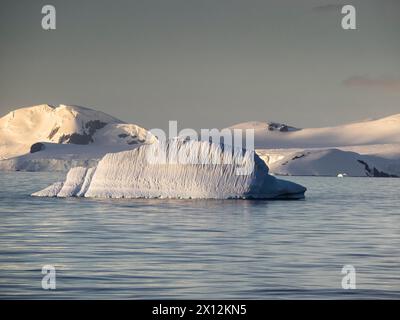 Iceberg dans le détroit d'Orléans au large d'AWI point, île Trinity, Antarctique Banque D'Images