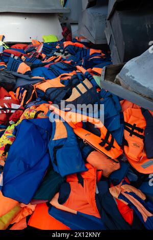 Bateaux, avec gilets de sauvetage, récupérés de la périlleuse traversée méditerranéenne vers Lampedusa par les garde-côtes italiens et l'armée, maintenant stockés en Sicile. Banque D'Images