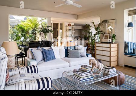 Canapé blanc avec table basse et palmier dans Chiswick Mall, résidence Thames Waterside, Londres, Royaume-Uni Banque D'Images