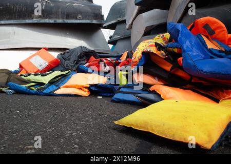 Bateaux, avec gilets de sauvetage, récupérés de la périlleuse traversée méditerranéenne vers Lampedusa par les garde-côtes italiens et l'armée, maintenant stockés en Sicile. Banque D'Images