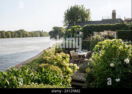 Terrasse de jardin dans Chiswick Mall sur les rives de la Tamise, Londres, Royaume-Uni Banque D'Images