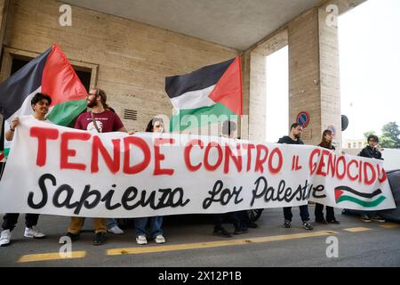 Roma, Italie. 15 avril 2024. Gli studenti del comitato Sapienza for Palestine portano le tende davanti ed all'interno dell'ateneo per rilanciare le iniziative dei prossimi giorni - Roma, Italia - Luned&#xec ; 15 Aprile 2024 (foto Cecilia Fabiano/LaPresse)&#xa0; les étudiants du comité Sapienza pour la Palestine apportent des tentes devant et à l'intérieur de l'université pour relancer les initiatives des prochains jours - politique - Rome, Italie - lundi 15 avril 2024 (photo Cecilia Fabiano/LaPresse) crédit : LaPresse/Alamy Live News Banque D'Images