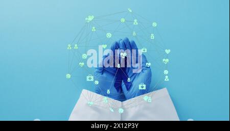 Image du réseau de connexions avec des icônes sur les mains tenant le ruban bleu sur fond bleu Banque D'Images