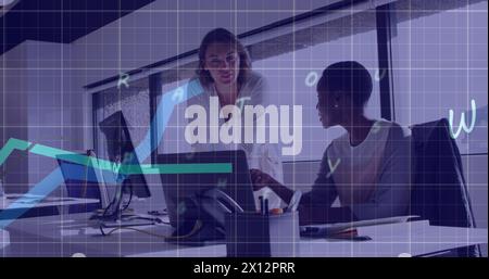 Image des alphabets et du traitement des données statistiques sur deux femmes diverses discutant au bureau Banque D'Images