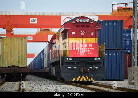 Berlin, province chinoise du Shaanxi. 10 juillet 2023. Un train de marchandises Chine-Europe qui est parti de Duisbourg en Allemagne arrive au port international de Xi'an à Xi'an, dans la province du Shaanxi au nord-ouest de la Chine, le 10 juillet 2023. Crédit : Zhang Bowen/Xinhua/Alamy Live News Banque D'Images