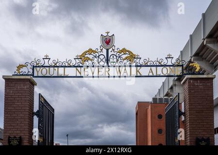 Le célèbre slogan vous ne marcherez jamais seul au-dessus d'une porte au stade Liverpool FC à Anfield, Liverpool Banque D'Images