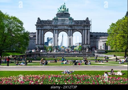 Quartier européen de Bruxelles, Belgique - 13 avril 2024 - le parc municipal du Cinquantenaire et les arches de triomphe historiques Banque D'Images