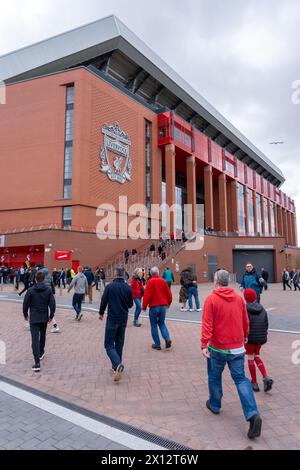 Fans le jour du match au stade du Liverpool FC à Anfield, Liverpool Banque D'Images